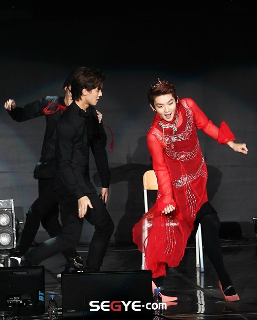 only-yooricky:  [Photo] Ricky, TEEN TOP - 131124 “Angel Class” Official Fanmeeting {Part 2/2 : 4 pics.} (cr : SEGYE.com) *Do not edit / Crop / Remove Watermark* 