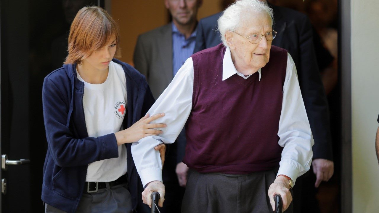 Sobreviviente de Auschwitz, Leon Schwarzbaum muestra su número tatuado. Condenan a 4 años de prisión al “contador de Auschwitz”. El ex sargento de la SS Oskar Groening, de 94 años, acusado de concurso en el homicidio de más de 300.000 personas en el...