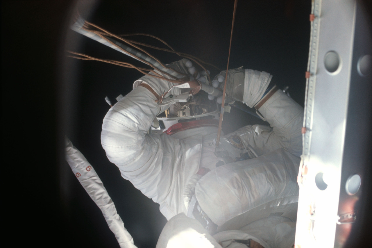 humanoidhistory:  On June 22, 1973, astronaut Joe Kerwin goes on a spacewalk outside