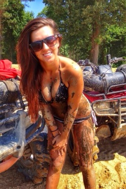 redneck-outlaw-dtjohnson:  nothing like a country girl