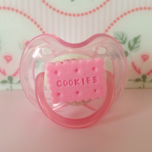 pottycakes:  I made some new Deco Pacifiers!! head over to Etsy.com/shop/PottyCakesPottyCakes to pick one up :3
