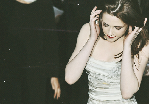 londonsoulv:  1redsoc:  loved that dress…  JS because I need to reblog this again