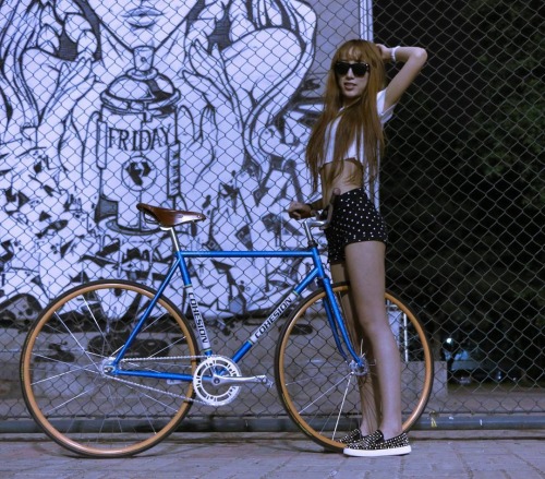 razumichin2:  Metallic blue frame and golden rims fixed gear bike gives cohesion to this picture!