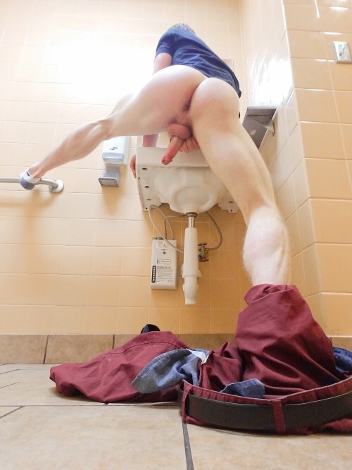 dirtykinkypigs:  alphap88:A sub putting himself on display. Begging for it