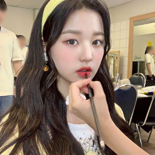 iz-onez:191018 official_izone: Sunflower #Wonyoung #IZONEtranslation by iz-oneztake out with full cr