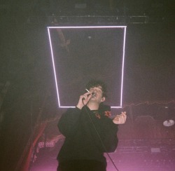 healysex:  healysex:  Matty at the Aragon Ballroom  full credits to xdriel on instagram here https://instagram.com/p/BNapo7EDlbC/  reblogging this with the CREDIT attached. people keep deleting the caption