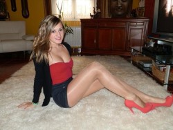 I love shiny pantyhose