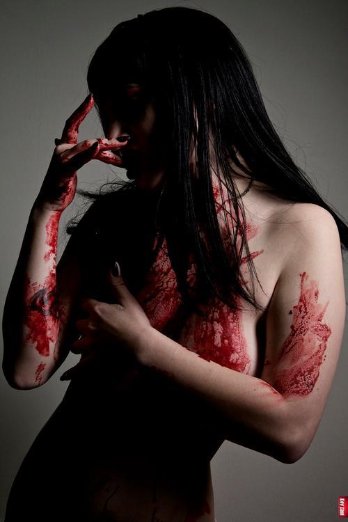 bloodyanonymous:  Source