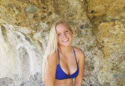 vine-after-dark:  Blonde and Blue - Follow Her Here: http://bit.ly/1GxNLfH