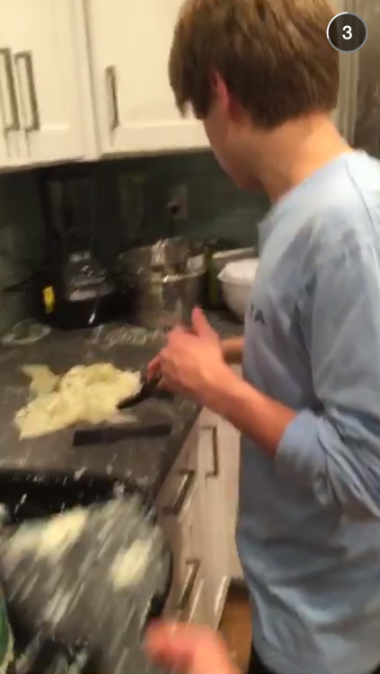 lxkekorns:  whatsamikey:  So we were doing a little bit of some arts and crafts before vidcon and th