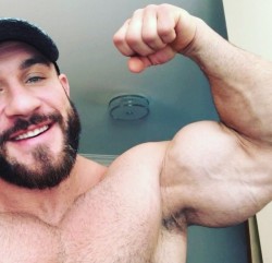 keepemgrowin:  “I know how big biceps excite