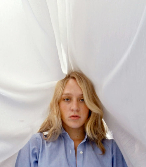 dailychloesevigny:Chloë Sevigny photographed by Carlo Allegri, 2003