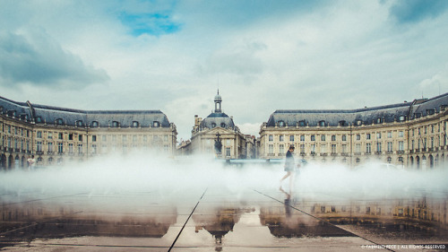 original-photographers:“walking in fog”Place de la Bourse - Bordeaux - Francephoto by Fa