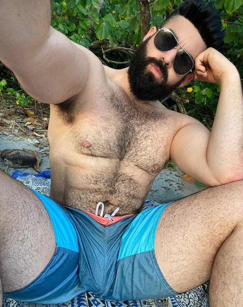 alejodickhead:  https://www.instagram.com/beardedchallenge/