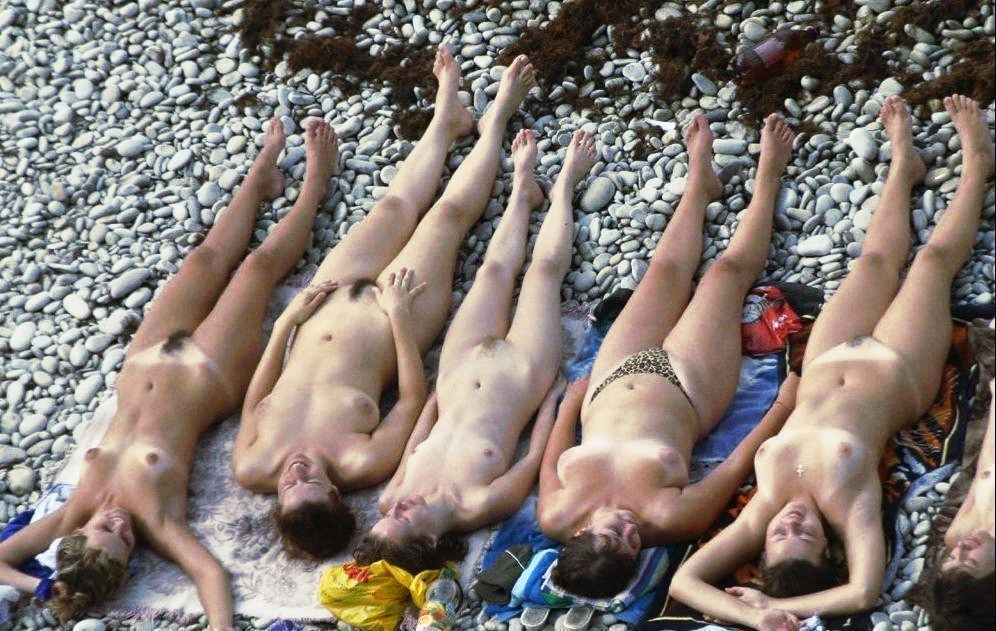 marie-caroline:  Des cailloux et des filles!