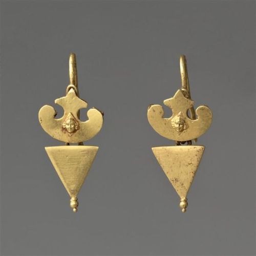 gemma-antiqua: Hellenistic Greek gold earrings from Southern Italy, a region known as Magna Graecia.