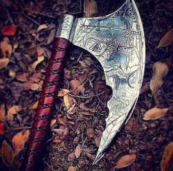 arandoros:  offense-is-the-best-defence:  All-Father axe  Ooooh. This reminds me of the axe he uses in-game! 