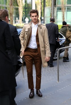 lookpicturefashion:  WAYS TO WEAR YOUR FAVORITE TRENCH COAT NOW.   Andrew Garfield in Burberry Trench  Wear it over your most fashion-forward suit and leave it completely unbuttoned.