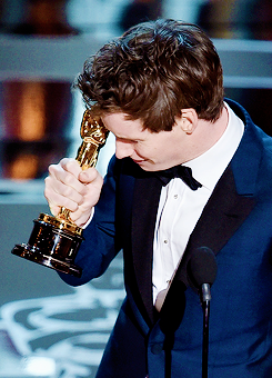 jenslawrence:  Eddie Redmayne accepts the