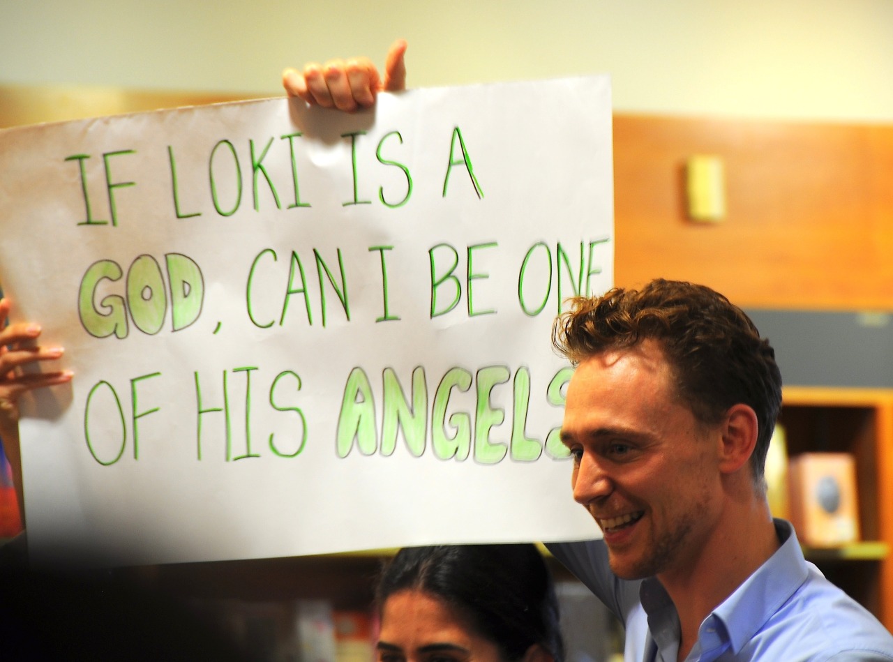 livlovesstuff:  nopenotherenow-deactivated20210:  PART 3 // Tom Hiddleston - Signing