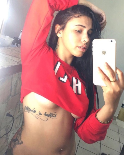 marshmellopr: hornygirltoday: Jeo la mami del tatuaje! Y esta mamiiiii…..