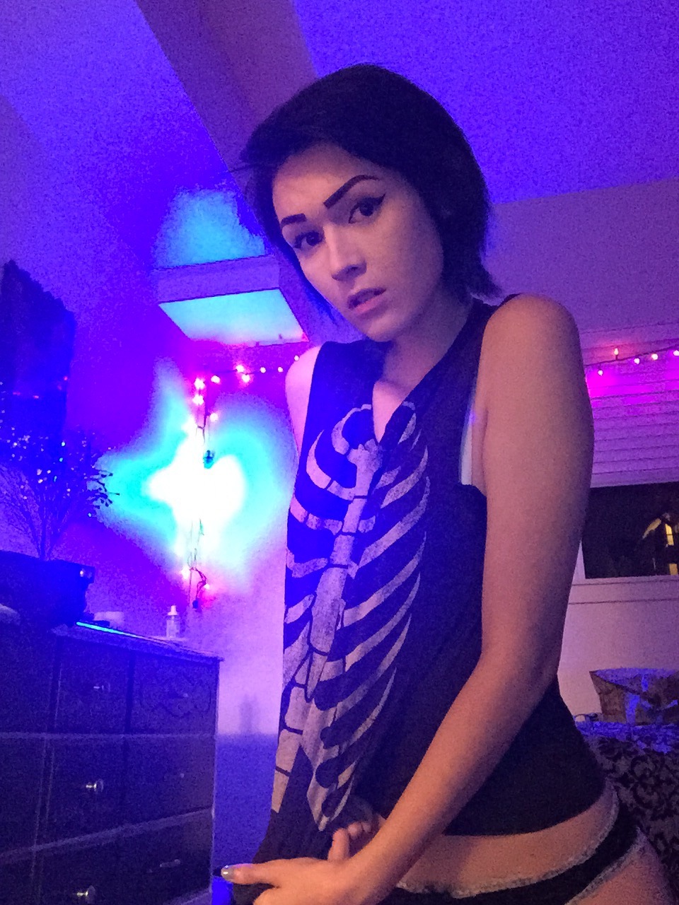 ivyaura:  the lighting in my room is cute