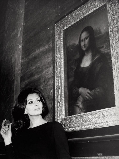 the60sbazaar:  Sophia Loren poses with the Mona Lisa  