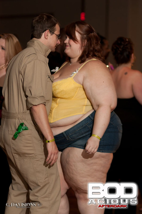 giantessloverr:  unbridledappetite:  Roxxie  Please follow amazing blog ! 