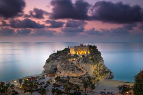 The church of Santa Maria dell’Isola is one of Tropea’s icons.(via italian ways)