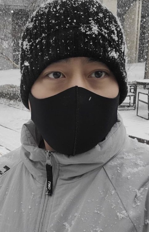 2021.12.18 Shinhwa’s Eric Instagram Update: The first snow we saw this year ❄⛄ #FirstSnow #Sno