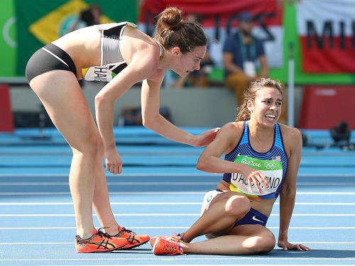 daniellethesheep:Abbey D'Agostino (USA) and Nikki Hamblin (NZL) showing true sportsmanship after col