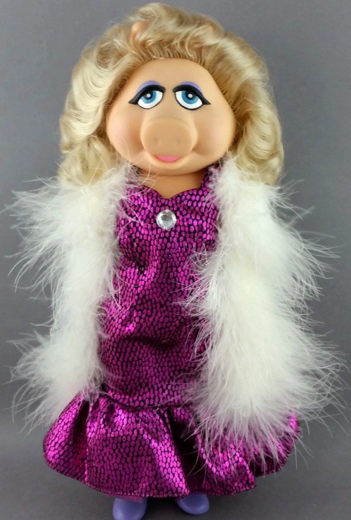 In 1989, Direct Connect produced a set of “Miss Piggy Fantasy Dress-up” dolls. The fashi