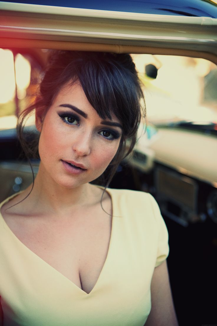 heynicebody:  Milana Vayntrub a.k.a Lily Adams the supervisor for AT&amp;T.There