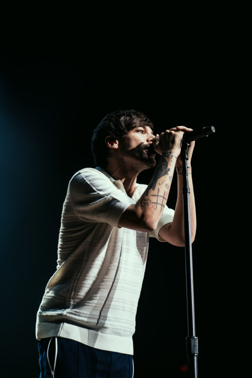 lthqs:Louis performing at Live. Life. Love: Concert for Suicide Prevention by Tyler Craye