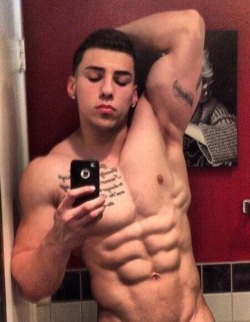 bearmuscleworship:  Subtle selfie