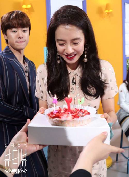 Song Ji Hyo beauty view filming photo. First broadcast on Jan19.Can’t describe how beautiful she is…