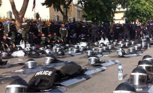 hestmord: clubjacobin: kropotkitten: ohtheglow: lastrealindians: Today in Thailand, riot cops yield 