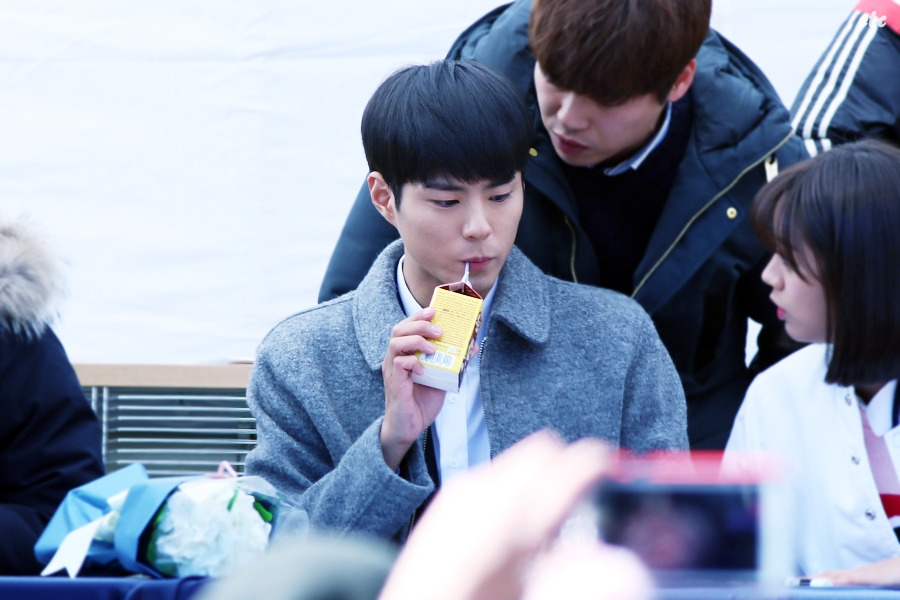 File:Park Bo-gum at a fansigning event for Reply 1988, 25