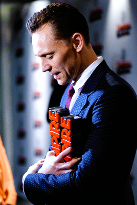 Tom Hiddleston backstage at the Three Empire Awards - London, March 19th, 2017