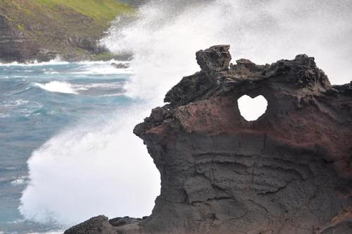 amazinglybeautifulphotography:Noticed this tiny arch near the Nakalele Blowhole on Maui, HI. Happy V