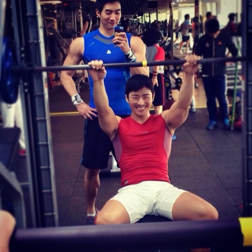 adidas&amp;nike In a gym with hard training bro. #더빨강더파랑 by 5_robin ift.tt/MURu2R