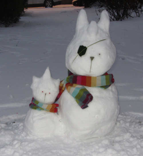 francessbousouokiba:  aideele:  My try to build the super cute Knock Out and Breakdown snowman from this little comic     It rarely snows where I live in Germany, so yeah, I’m not very good at building snowman, but it was so much fun, tho it was 6 PM