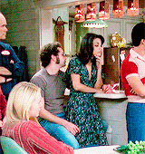t70sgifs:Jackie and Hyde being adorable in the background of scenes. 