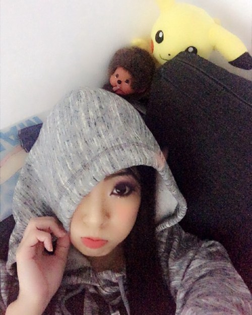 umm.i still thinking about today’s plan. shopping？stay here?or what? もうすぐ夕方４時だしな。買い物行くのもだるいし、さっきコンビニいったら超寒くて凍えたw by official_hitomitanaka