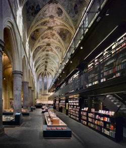 coolthingoftheday:  A branch of the popular Dutch book store chain Selexyz was built inside of this breathtaking 13th-century Dominican church in Maastricht, Holland.  