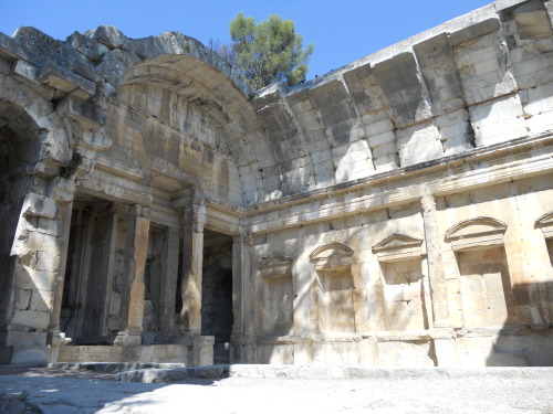 bruchtal:Remains of the Temple of Diane in Nîmes, France.