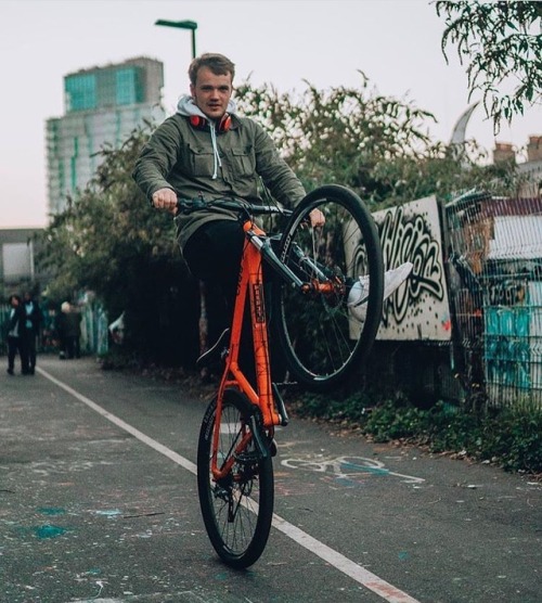 billionairebikeclub: Catching Blocks on da regular! @jake100_   Photo by: @huon.barlow   . . . . #re