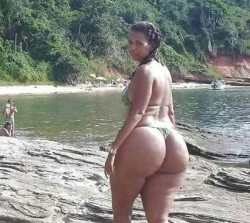 Footz76:  Who Thick🍖 Ass Momma Is This Down At The Beach👅🔥🔥🔥👅