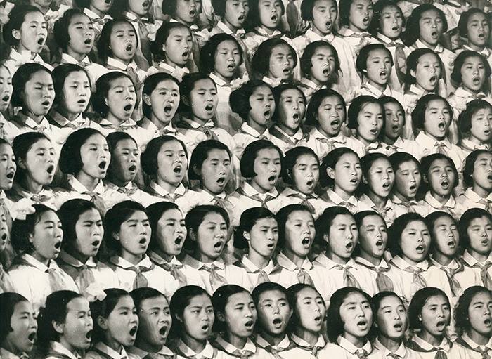 toucherdesyeux:Young North Korean Women sing the praises of Kim-Il-Sung, Pyongyang,
