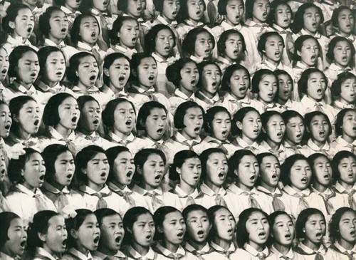 oxane:Young North Korean Women sing the praises of Kim-Il-Sung, Pyongyang, 1950s via Galerie Lumière